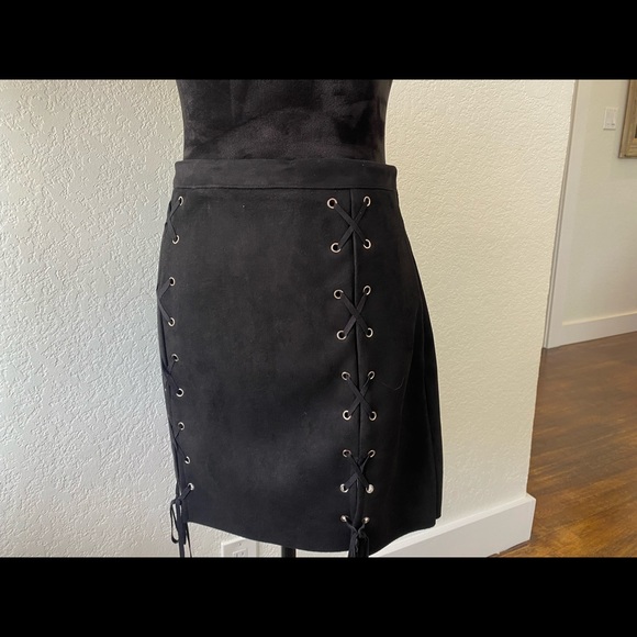 Missguided suede eyelet skirt 8 - Picture 4 of 11